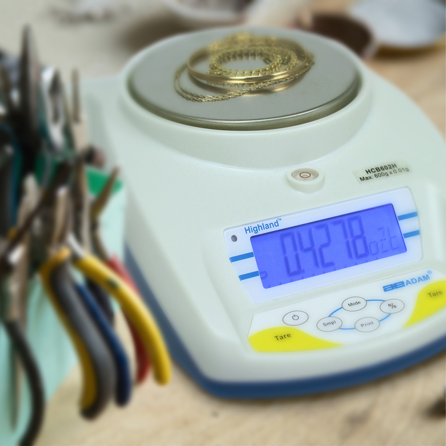 Weighing jewelry with a jewelry scale